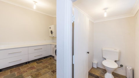 Leisurely Manor - Spacious Three Bedroom Home In Fremantle - Accommodation Rockhampton 12
