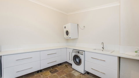 Leisurely Manor - Spacious Three Bedroom Home In Fremantle - Accommodation Rockhampton 9