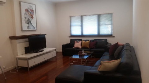 Leisurely Manor - Spacious Three Bedroom Home In Fremantle - Accommodation Rockhampton 5