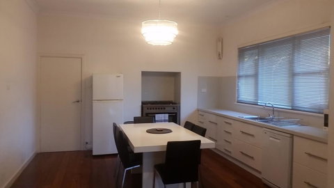 Leisurely Manor - Spacious Three Bedroom Home In Fremantle - Accommodation Rockhampton 3