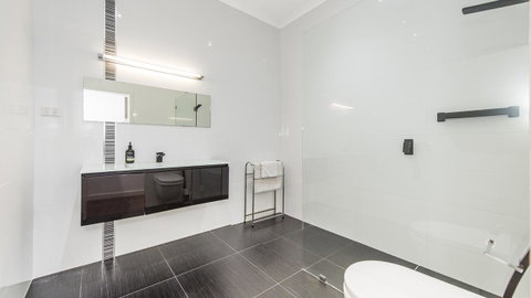 Leisurely Manor - Spacious Three Bedroom Home In Fremantle - Accommodation Rockhampton 8
