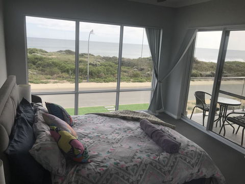 Beach House At SeaScapes.. - Accommodation Rockhampton 4