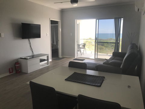 Beach House At SeaScapes.. - Accommodation Rockhampton 20