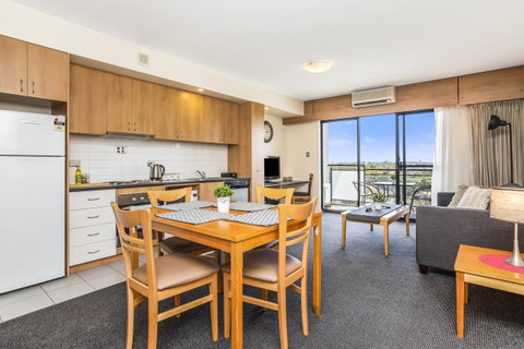 508 Stupendous Sunsets & Views Pool Gym Parking - Accommodation Rockhampton 10