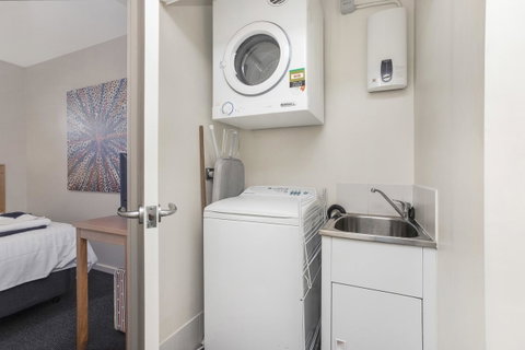 508 Stupendous Sunsets & Views Pool Gym Parking - Accommodation Rockhampton 24