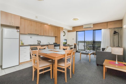 508 Stupendous Sunsets & Views Pool Gym Parking - Accommodation Rockhampton 11
