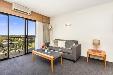 508 Stupendous Sunsets & Views Pool Gym Parking - Accommodation Rockhampton 2
