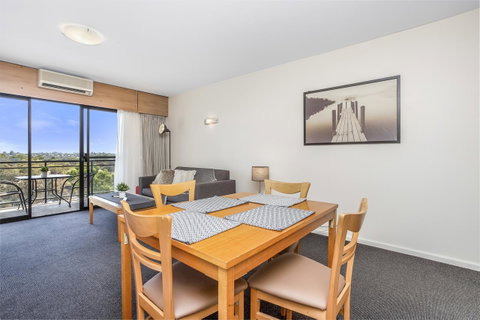 508 Stupendous Sunsets & Views Pool Gym Parking - Accommodation Rockhampton 8