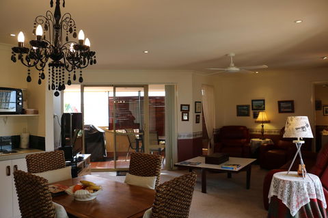Crossland House - Accommodation Rockhampton 18