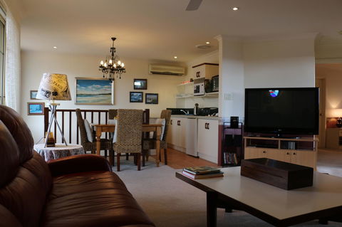 Crossland House - Accommodation Rockhampton 14