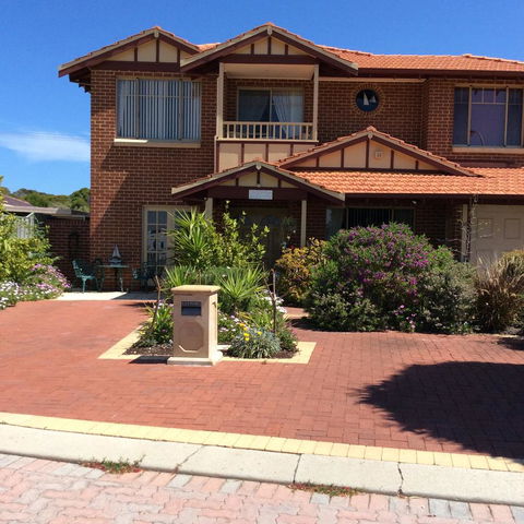 Crossland House - Accommodation Rockhampton 10