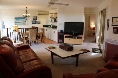 Crossland House - Accommodation Rockhampton 19