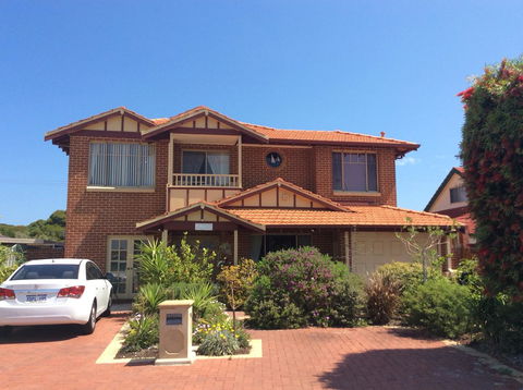 Crossland House - Accommodation Rockhampton 0