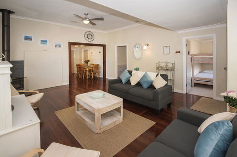 Sea La Vie - Accommodation Rockhampton 0