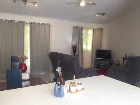 Bright & Beautiful Home On The Hills! - Accommodation Rockhampton 11