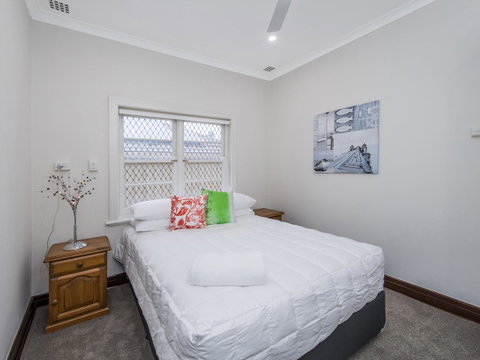Luxury Federation Style Home - Sleeps 10 - Accommodation Rockhampton 12