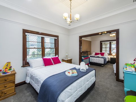 Luxury Federation Style Home - Sleeps 10 - Accommodation Rockhampton 8