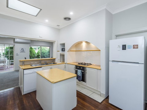 Luxury Federation Style Home - Sleeps 10 - Accommodation Rockhampton 6