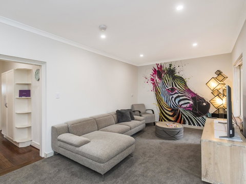 Luxury Federation Style Home - Sleeps 10 - Accommodation Rockhampton 1