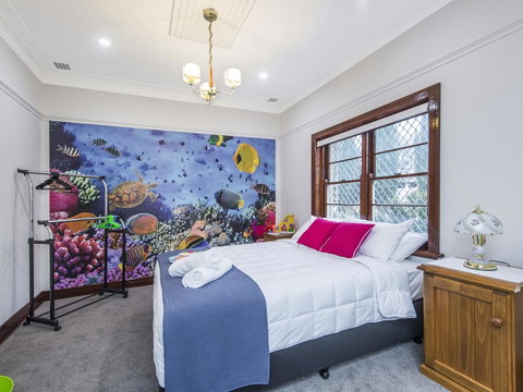 Luxury Federation Style Home - Sleeps 10 - Accommodation Rockhampton 10