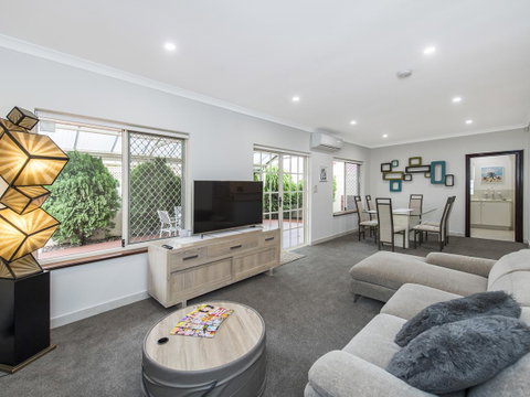 Luxury Federation Style Home - Sleeps 10 - Accommodation Rockhampton 3