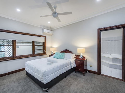 Luxury Federation Style Home - Sleeps 10 - Accommodation Rockhampton 7
