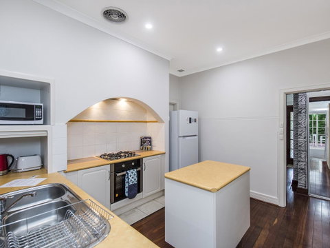 Luxury Federation Style Home - Sleeps 10 - Accommodation Rockhampton 4