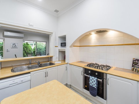 Luxury Federation Style Home - Sleeps 10 - Accommodation Rockhampton 5