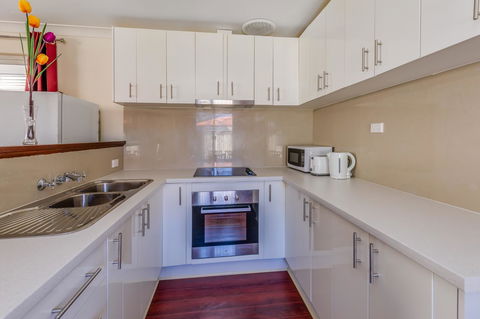 Brilliant, Neat, Convenient, Family-friendly House - Accommodation Rockhampton 5