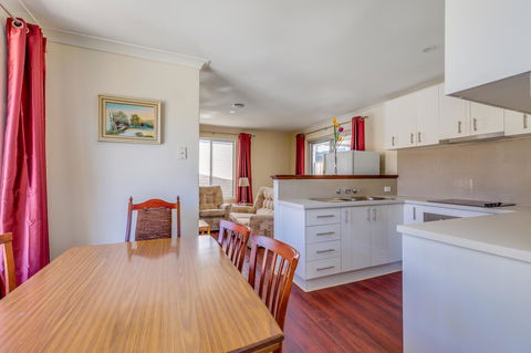 Brilliant, Neat, Convenient, Family-friendly House - Accommodation Rockhampton 3