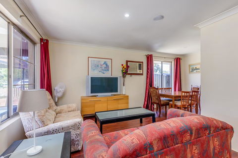 Brilliant, Neat, Convenient, Family-friendly House - Accommodation Rockhampton 0