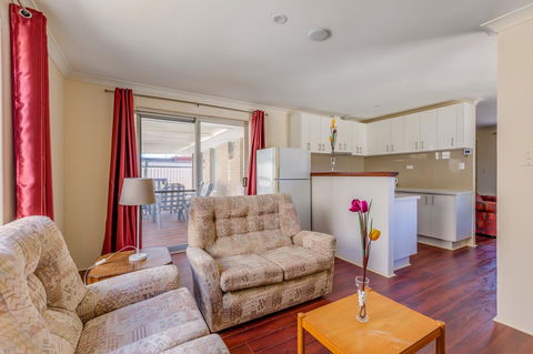 Brilliant, Neat, Convenient, Family-friendly House - Accommodation Rockhampton 7