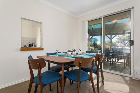 Como South Perth Villa - Accommodation Rockhampton 0