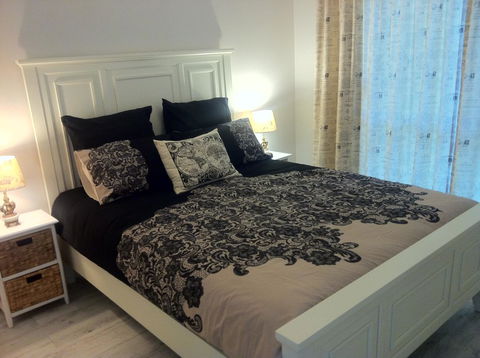 Applegate Lane Chalet - Accommodation Rockhampton 9