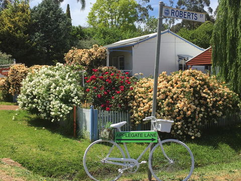 Applegate Lane Chalet - Accommodation Rockhampton 2