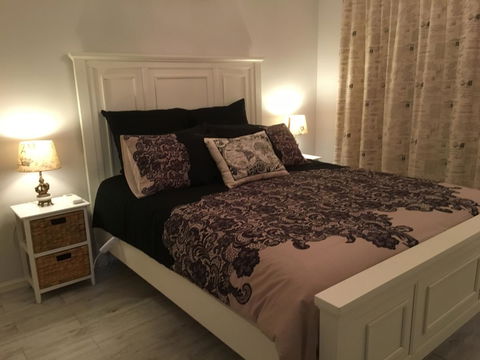 Applegate Lane Chalet - Accommodation Rockhampton 8