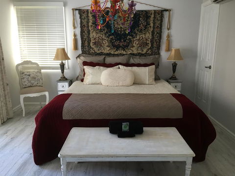 Applegate Lane Chalet - Accommodation Rockhampton 0