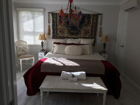 Applegate Lane Chalet - Accommodation Rockhampton 7
