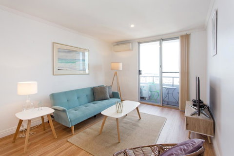 Ocean Breeze Apartment - Accommodation Rockhampton 0