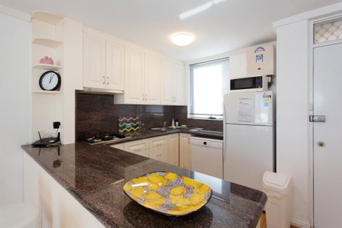 Ocean Breeze Apartment - Accommodation Rockhampton 2