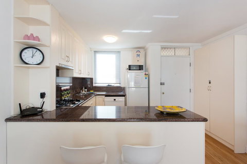Ocean Breeze Apartment - Accommodation Rockhampton 11
