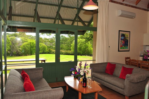 Waterfall Cottages - Accommodation Rockhampton 13