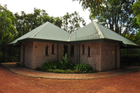 Waterfall Cottages - Accommodation Rockhampton 23