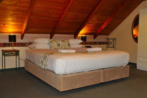 Waterfall Cottages - Accommodation Rockhampton 4