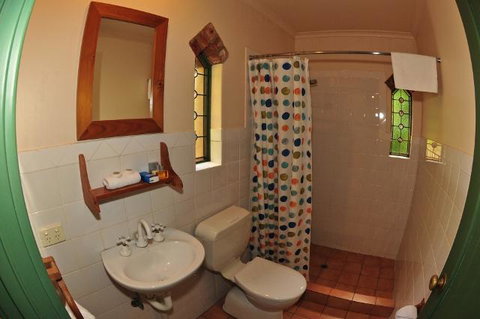 Waterfall Cottages - Accommodation Rockhampton 2