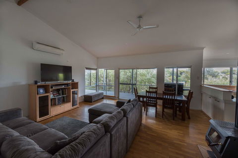 Peppy Beach Ocean Views - Accommodation Rockhampton 4