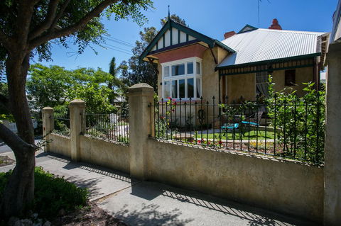 Danum House - Accommodation Rockhampton 0