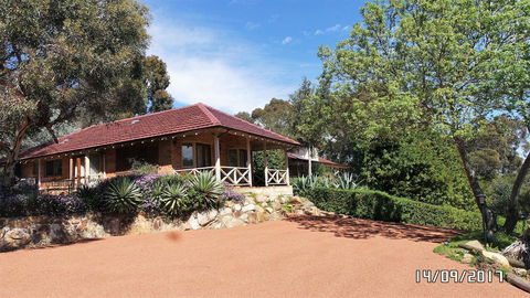 Eleebana Guest House - Accommodation Rockhampton 0