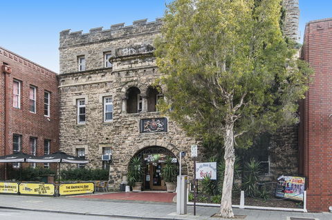 The Old Swan Barracks - Accommodation Rockhampton 10