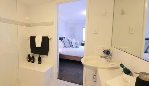 Sandcastles Beachfront Luxury Retreat Apartment - Accommodation Rockhampton 13